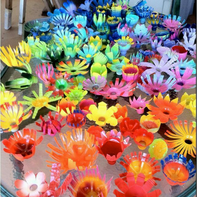 Immagine di fiori fatti con bottiglie di plastica 