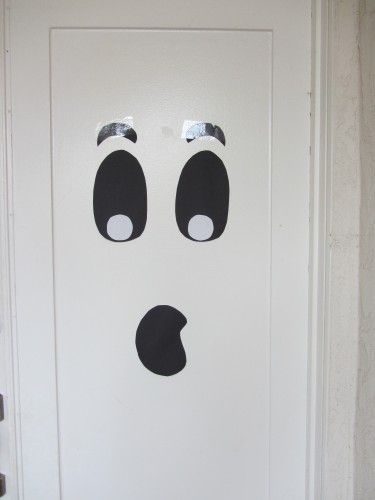 Halloween door, porta decorata con fantasma