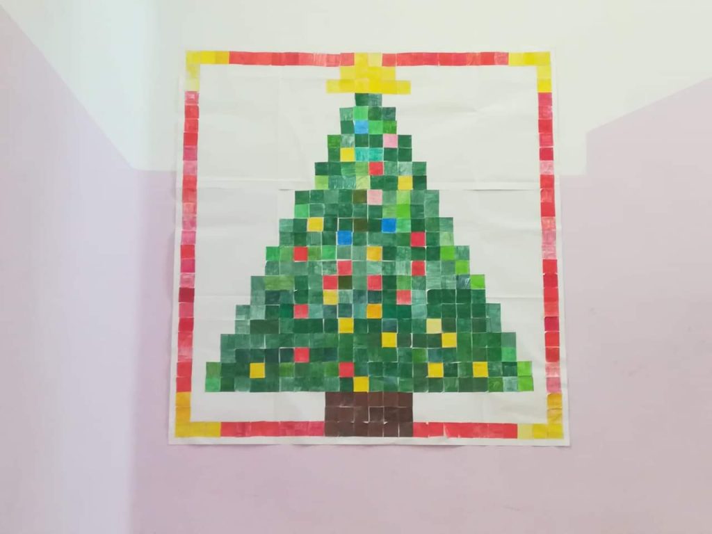 Immagine di un lavoro in pixel fatto dai bambini di un albero di Natale di pixel art