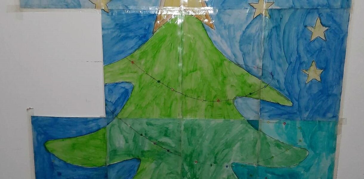 Immagine di un maxi puzzle per creare un albero di Natale con fogli A4