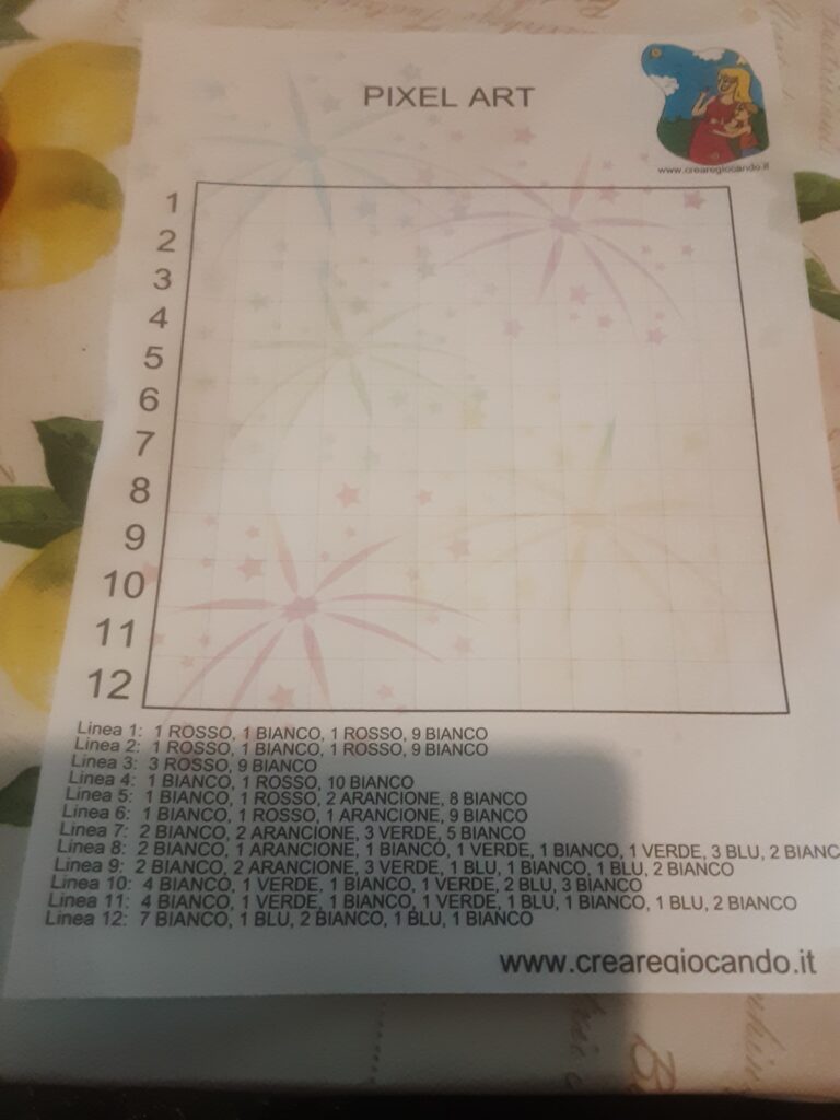 stampabile gratuito con tabella 12 x 12, codici e fuochi di artificio nello sfondo